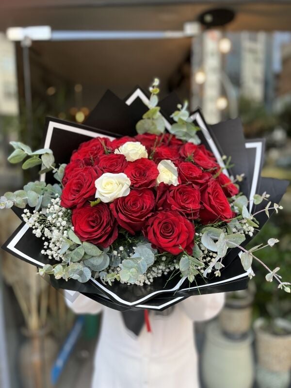 Kırmızı Güller İçerisinde Beyaz Gül Buketi
