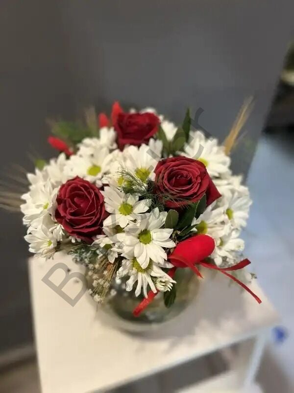 Vazoda Beyaz Papatyalar & Kırmızı Güller