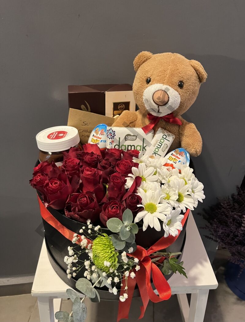 Siyah Kutuda Kırmızı Güller Çikolatalar & Ayıcık