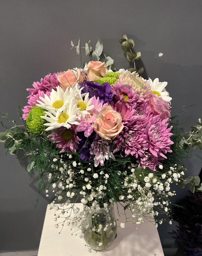 Vazoda Mevsim Çiçekleri Aranjmanı