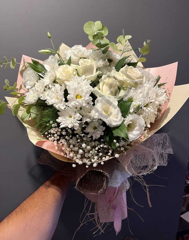 Beyaz Papatyalar İçerisinde Beyaz Güller