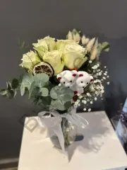 Vazoda Ayıcıklı 5'li Beyaz Gül Aranjmanı