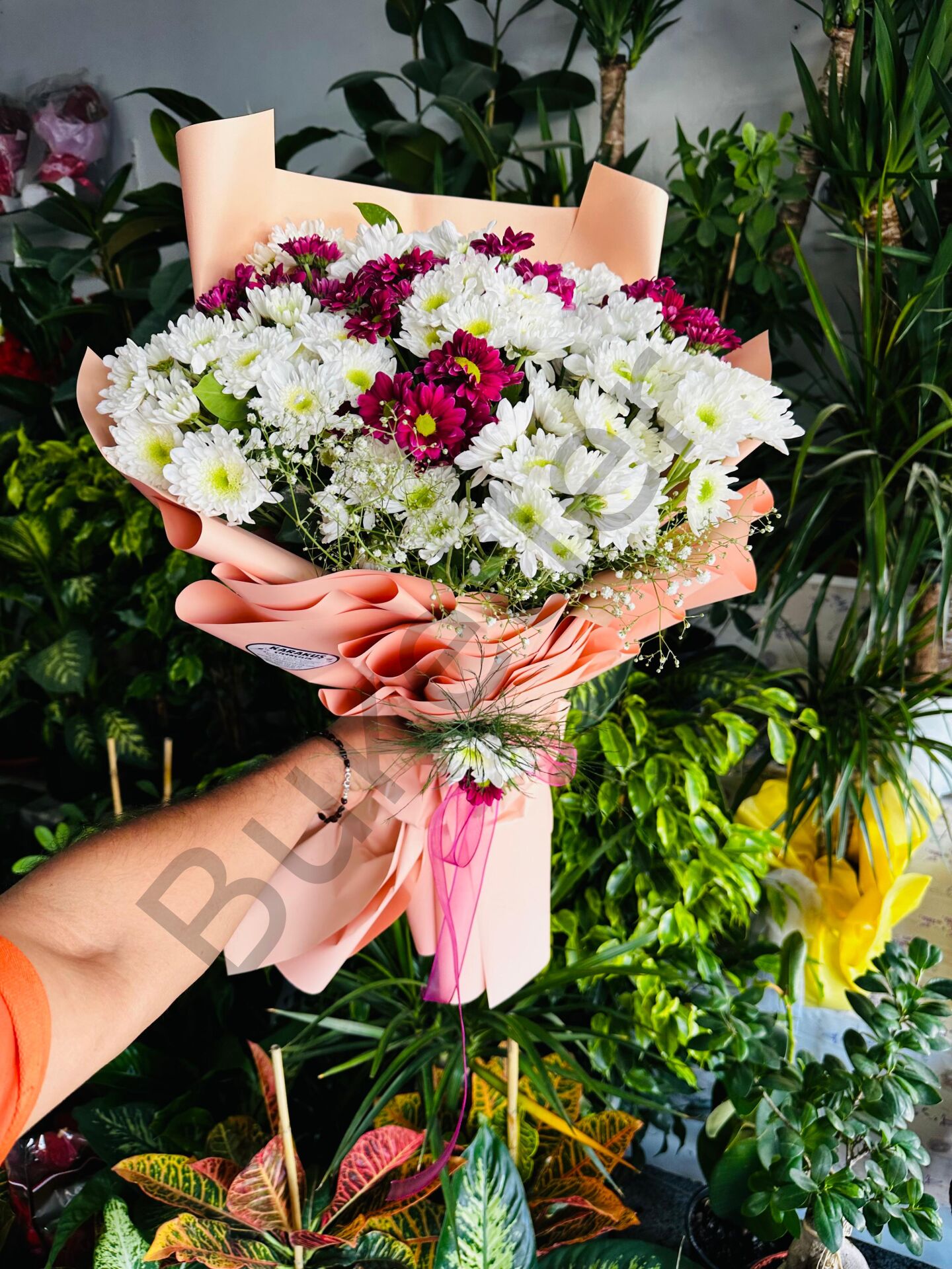 Beyazlar İçerisinde Renkli Papatya Buketi