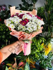 Beyazlar İçerisinde Renkli Papatya Buketi