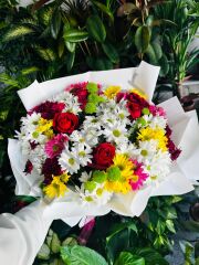 Bukette Kırmızı Gül & Renkli Papatyalar