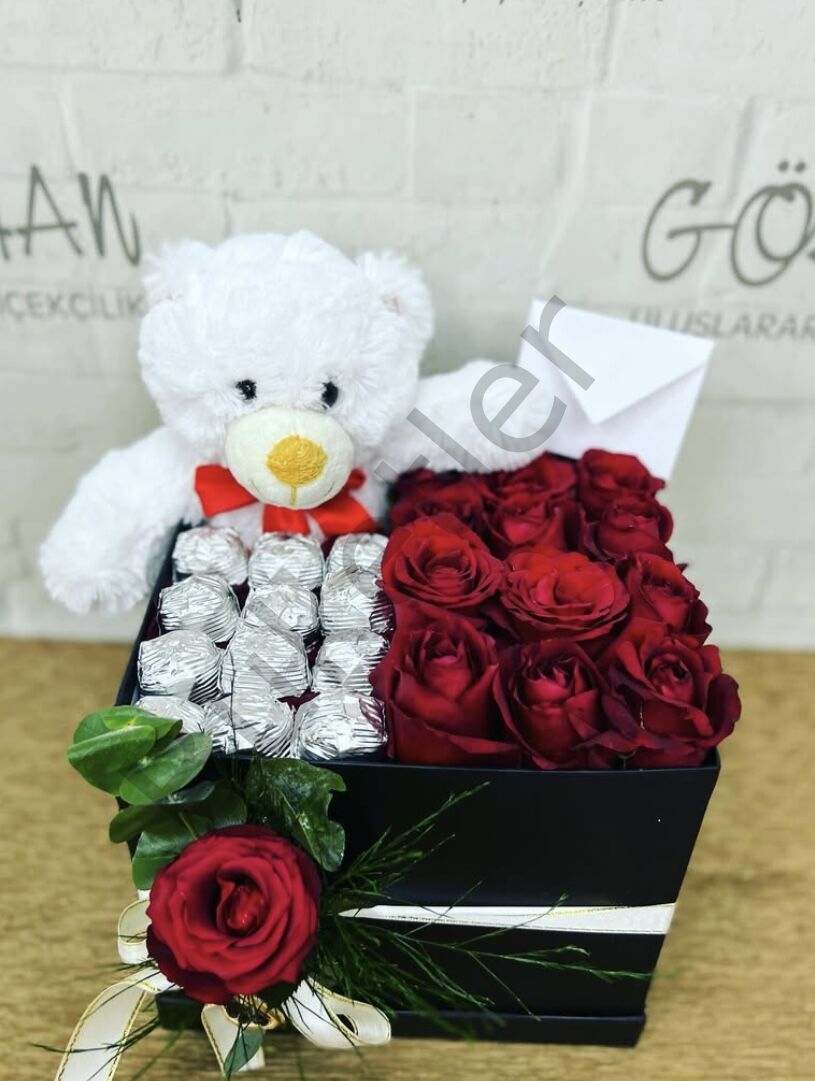 Siyah Kutuda Canlı Kırmızı Güller Küçük Lezzetler & Ayıcık