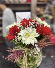 Vazoda Kırmızı ve Beyaz Gerbera