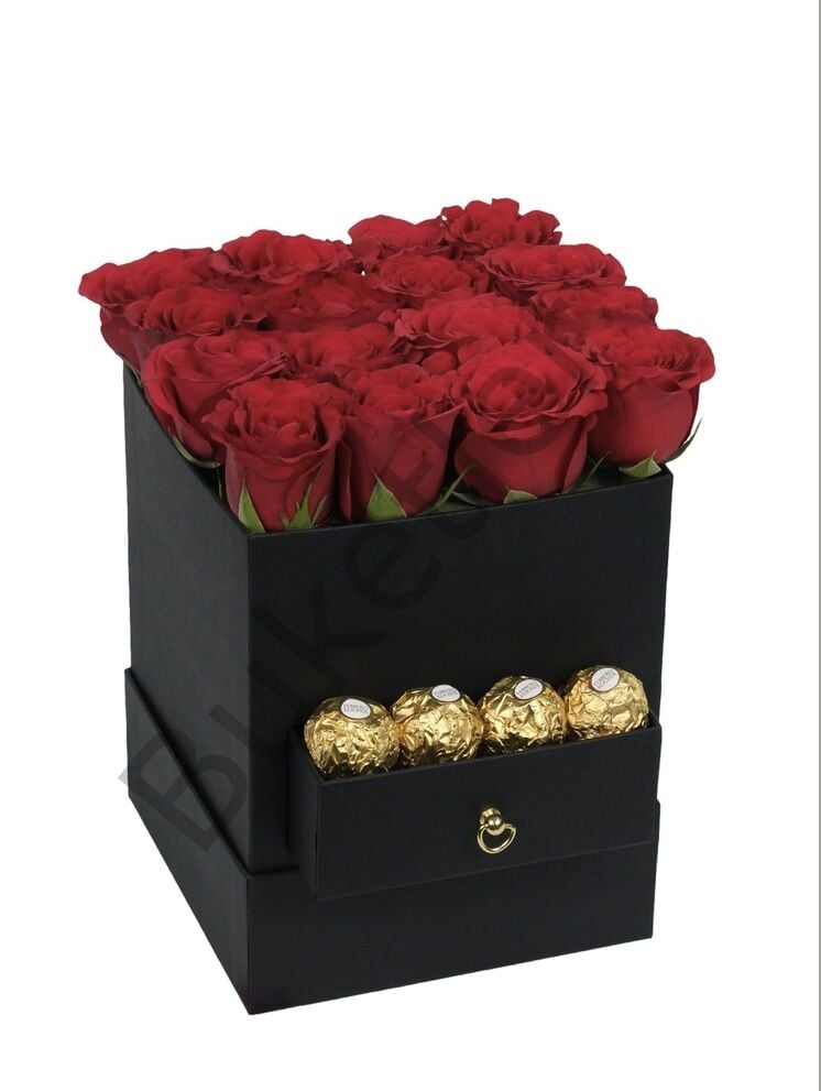 Siyah Kutuda Kırmızı Güller & Çikolatalar