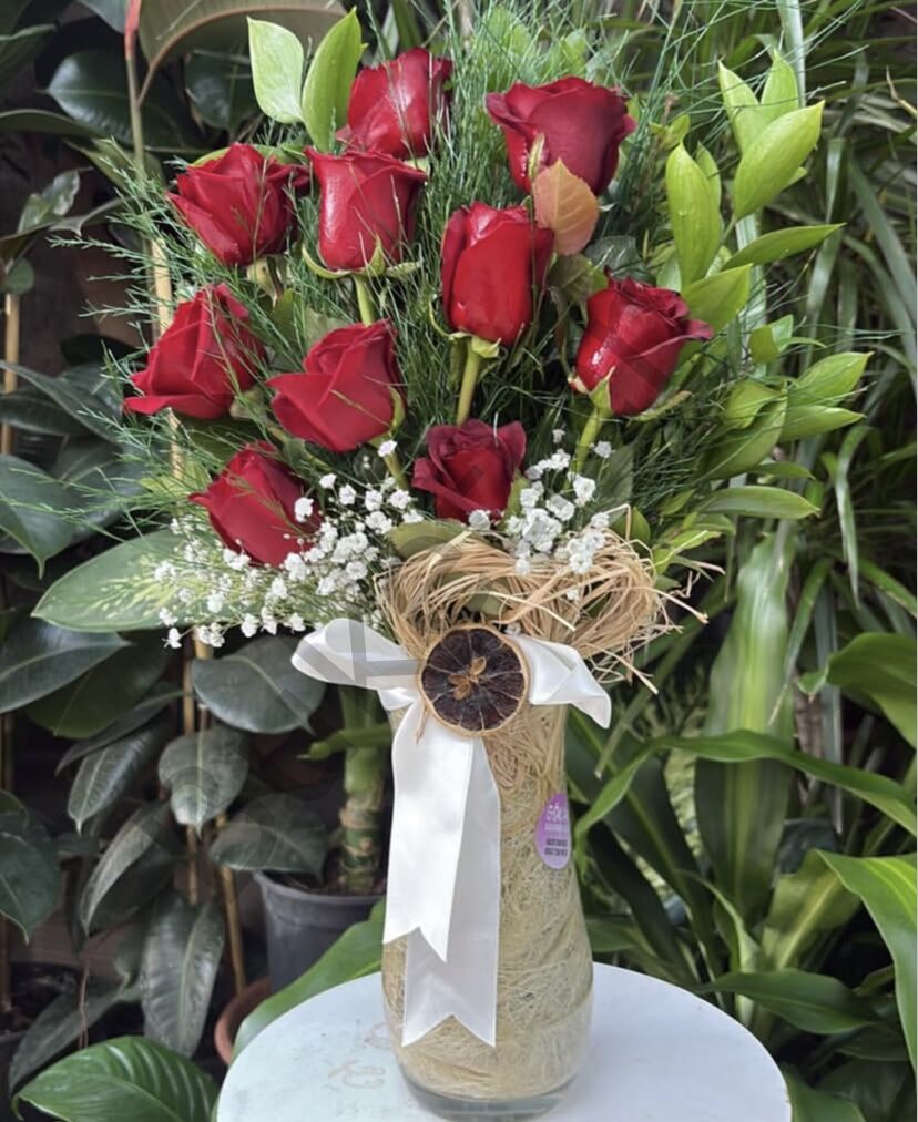 Cam Vazoda 10’lu Kırmızı Gül Aranjmanı