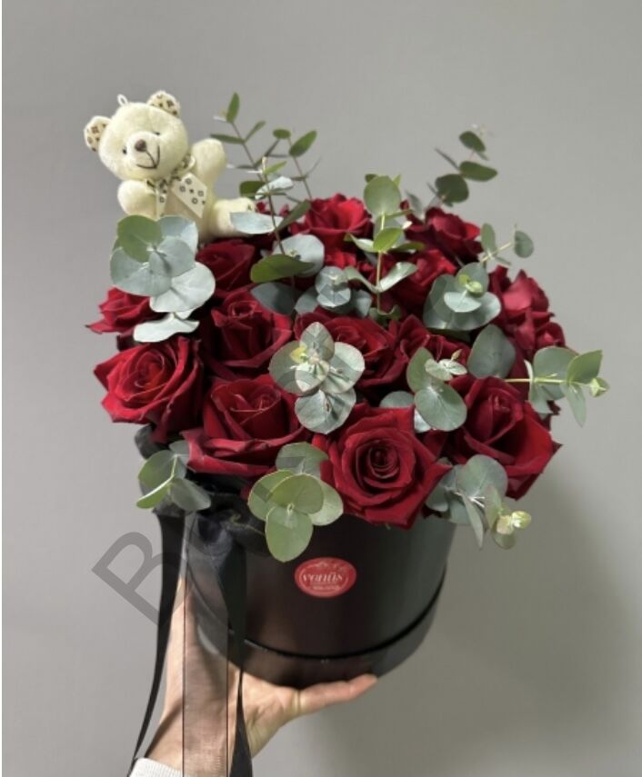 Kutuda 16 Kırmızı Gül & Okaliptuslar