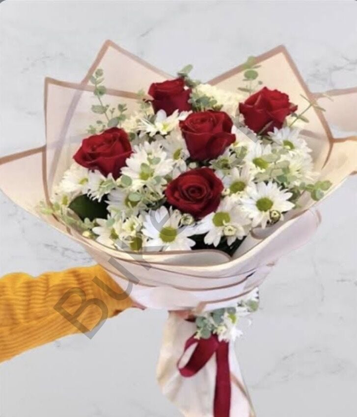 Beyaz Papatyalar İçerisinde 5’li Kırmızı Gül